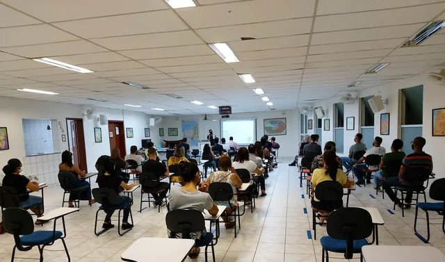 Sala de aula da Escola da Bíblia com professor e alunos