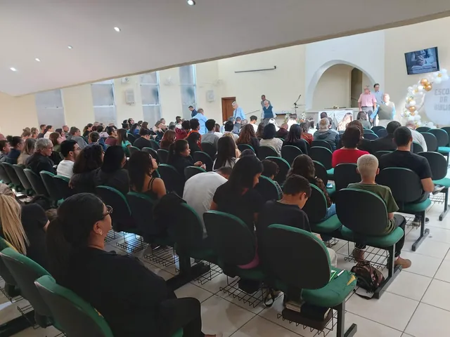 La comunità riunita durante un culto nella sede della zona centrale