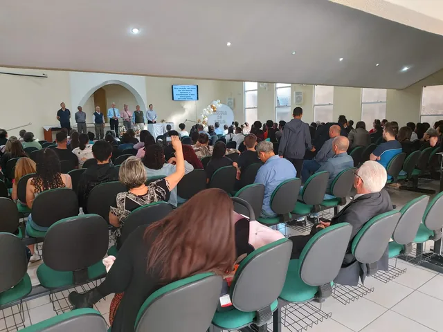 Persone riunite nella sala della Chiesa di Cristo a Vila Augusta