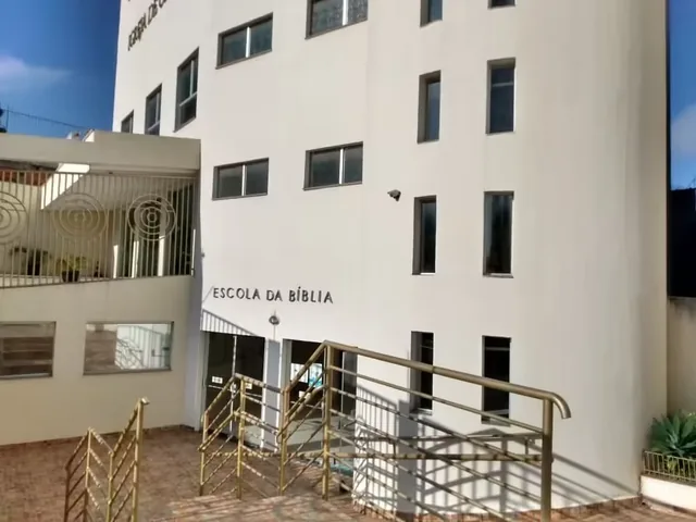 Facciata della Chiesa di Cristo e della Scuola della Bibbia in Rua Antônio de Oliveira, con rampa e corrimano di accesso
